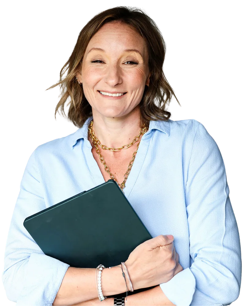 Elena Scherschneva, psychosoziale Beraterin und Trainerin, mit einem Laptop im Arm