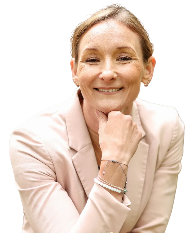 Elena Scherschneva, psychosoziale Beraterin und Trainerin, die Hände unter dem Kinn verschränkt