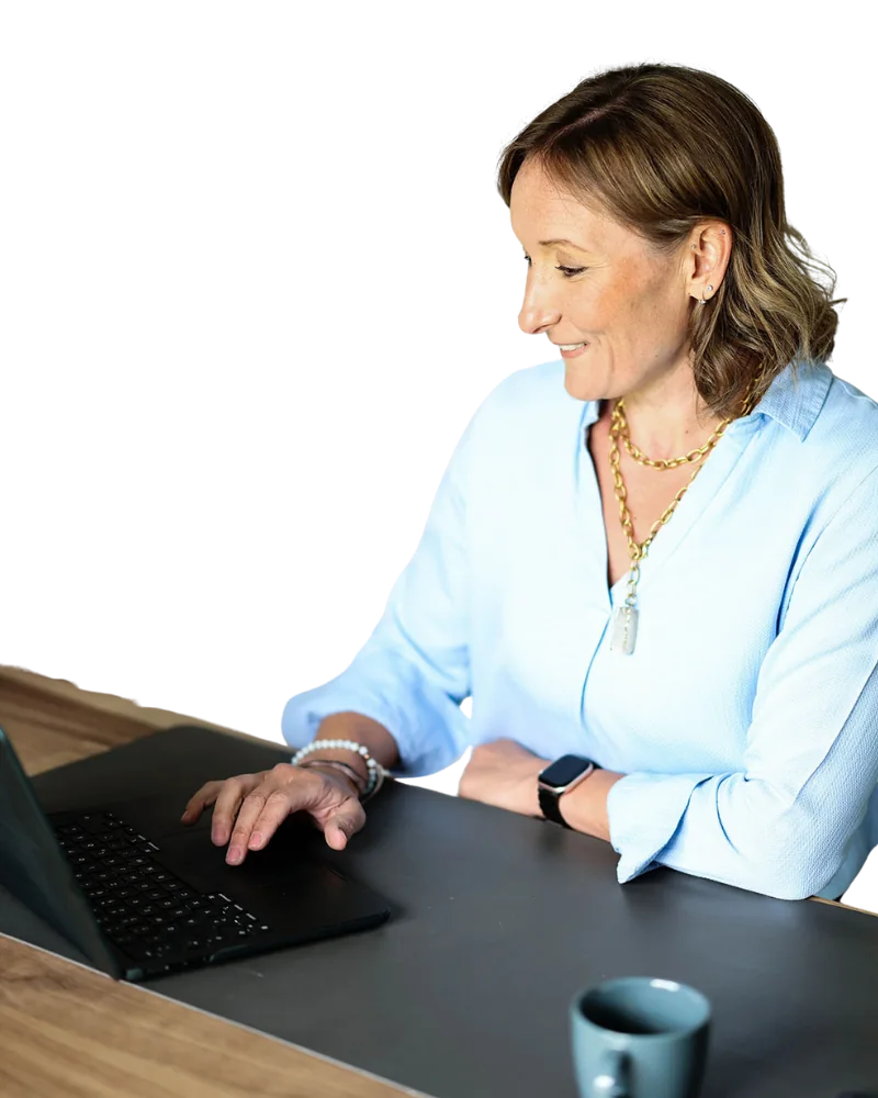 Elena Scherschneva, psychosoziale Beraterin und Trainerin, am Schreibtisch beim Arbeiten am Laptop