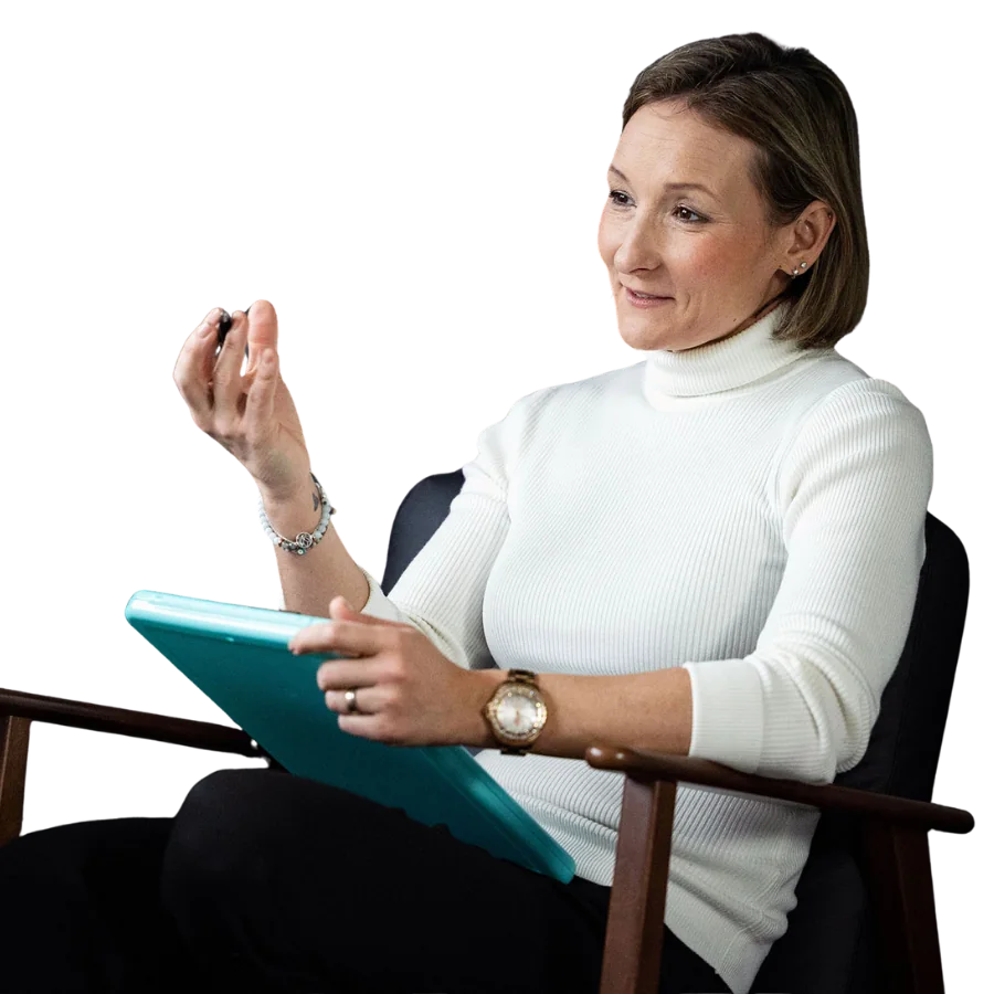 Elena Scherschneva, psychosoziale Beraterin und Supervisorin, sitzt mit einem Tablet in der Hand im Gespräch