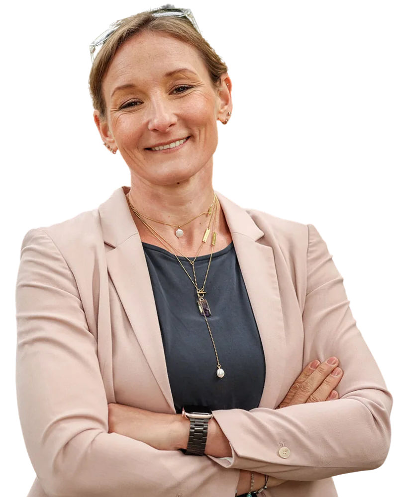 Elena Scherschneva im rosé Sakko, mit verschränkten Armen