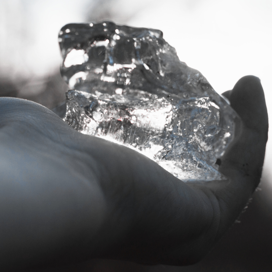 Bild von einer Hand mit einem großen glitzernden Stein