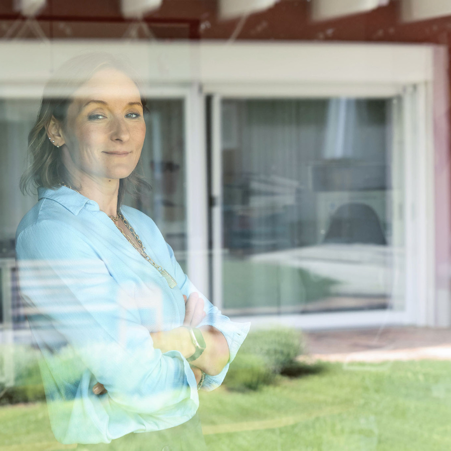 Elena Scherschneva, Blick durch Glas – innere Ruhe finden, Trigger erkennen, professionell präsent bleiben.