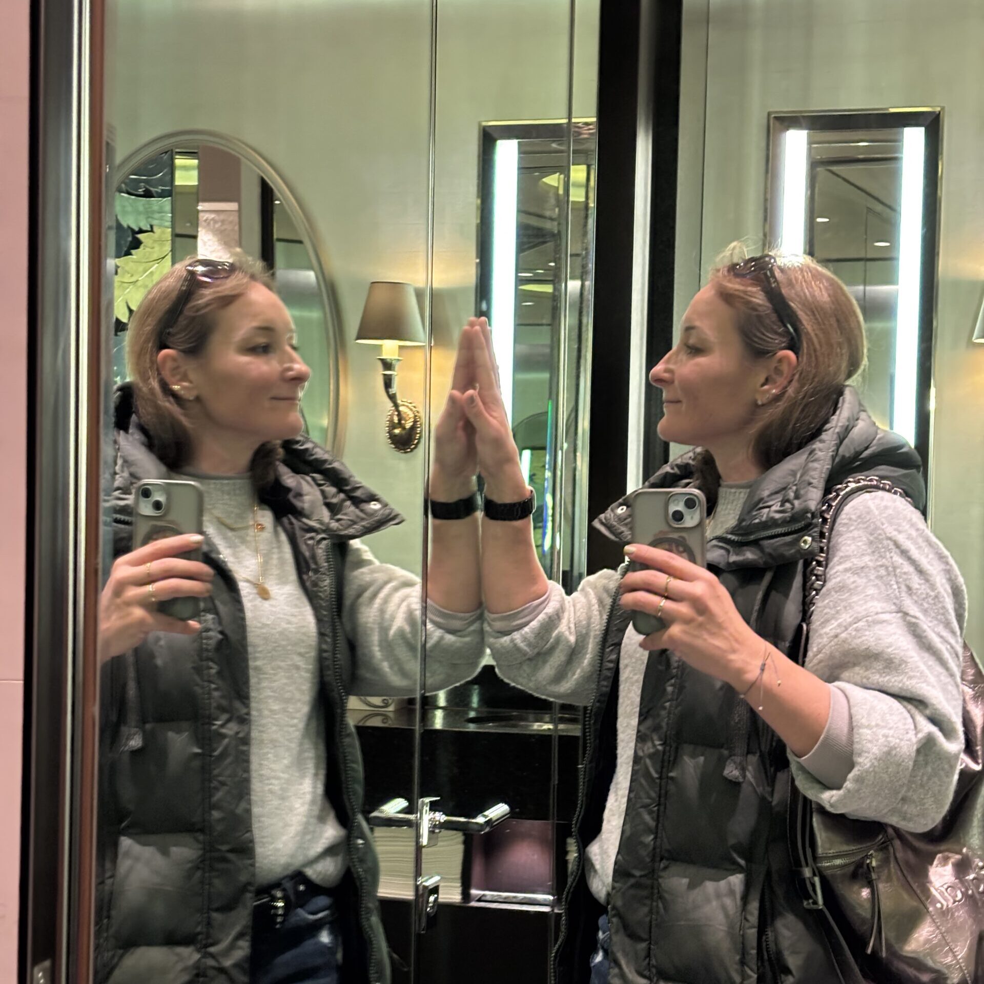 Elena Scherschneva betrachtet sich im Spiegel: Co-Abhängigkeit kann die eigene Wahrnehmung verzerren